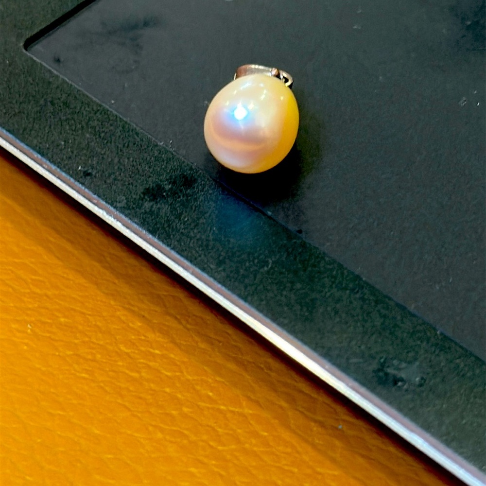 Freshwater Pearl Pendant in Cream color oral shape